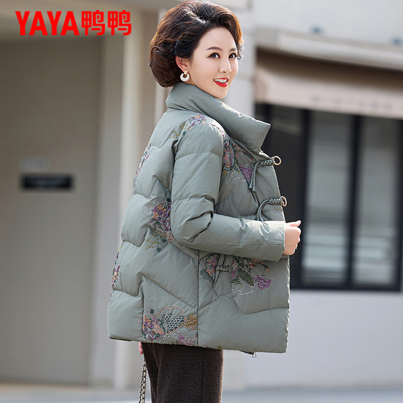 品牌妈妈冬季绣花羽绒服