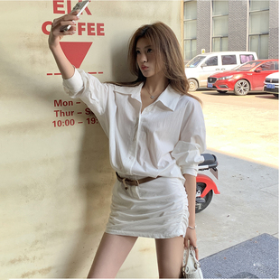 千屿诗实拍2025秋冬新款慵懒气质白色衬衫连衣裙女皮带收腰短款包