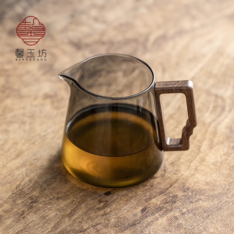 馨玉坊菸灰玻璃公道杯分u茶器胡桃木把加厚耐热倒茶杯大号茶海
