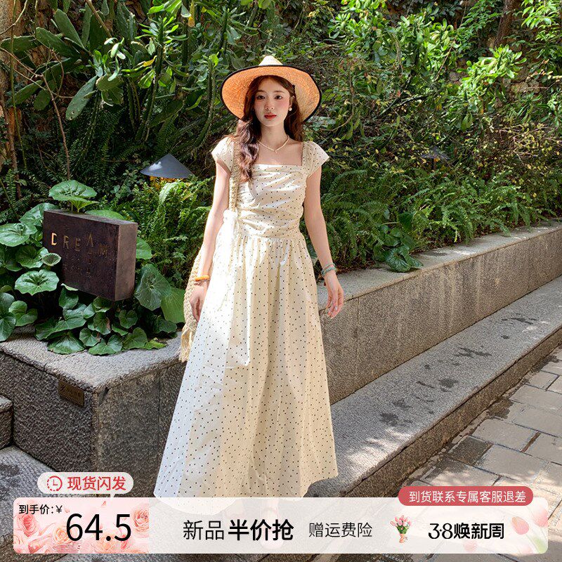 杏色碎花方领背心连衣裙2025春夏新款流行穿搭法式收腰绝美长裙子