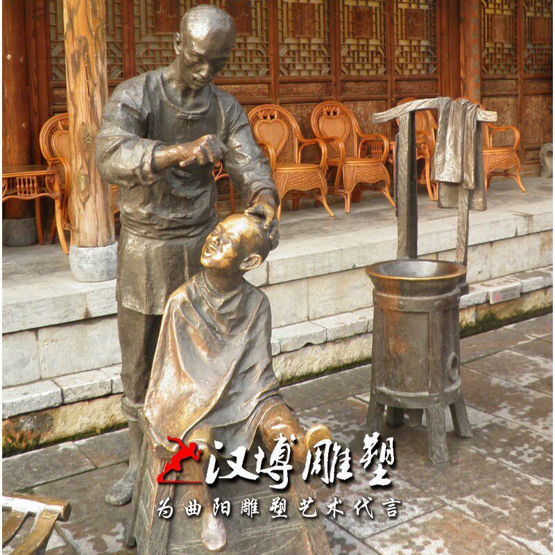 铸铜小孩剃头雕塑玻璃r钢剃头匠雕塑商业步行街景观小品雕塑铜雕