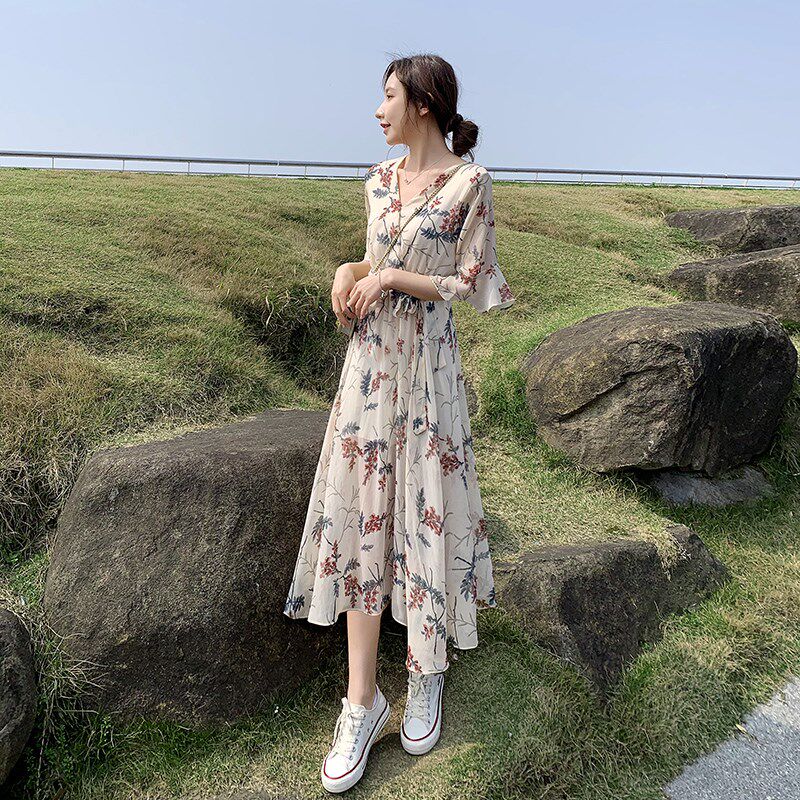 温柔风碎花雪纺连衣裙女2025年夏装新款长裙喇叭袖显瘦v领裙子仙