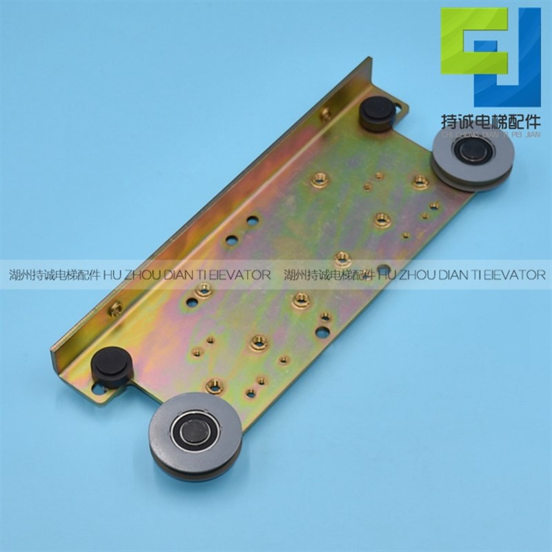 上海永大电梯门挂板 厅层门货梯轿门挂板800 900开门吊板滑轮组件
