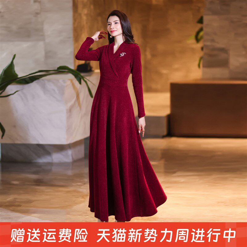 2025秋冬新款长袖V领纯色大摆连衣裙妈妈款修身显瘦小个子长裙子