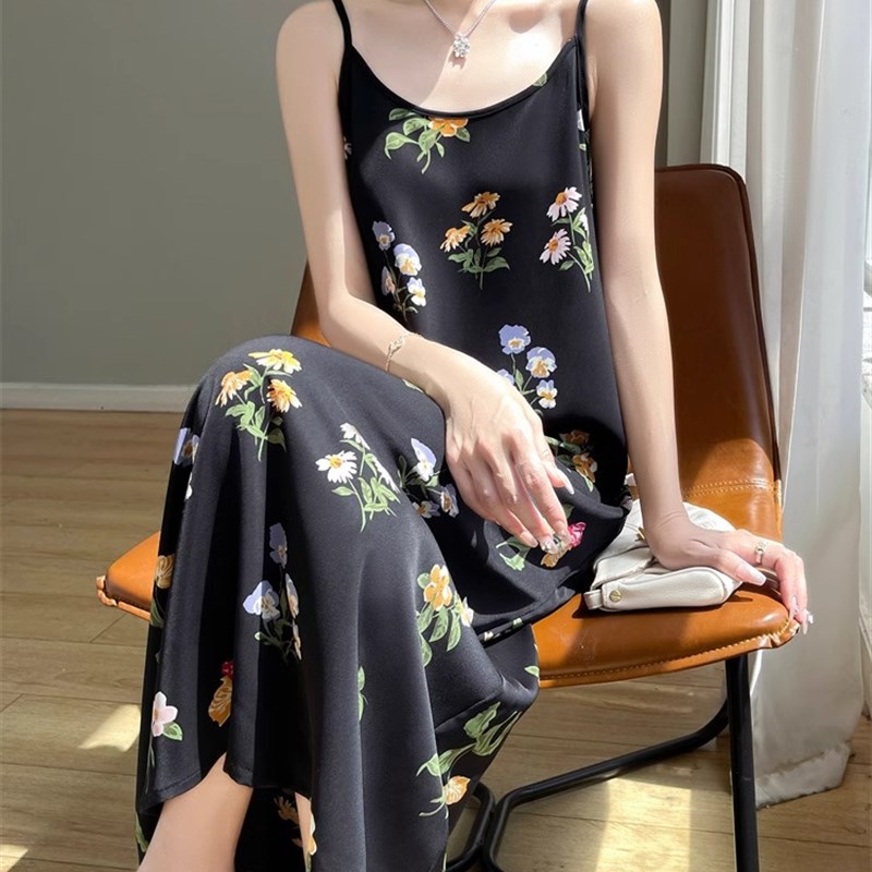 缎面碎花吊带裙宽松显瘦黑色印花连衣裙真丝醋酸夏季漂亮长裙子