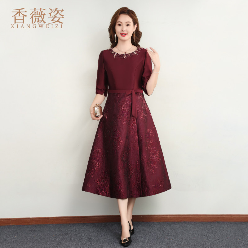 洋装2025妈妈秋款订婚礼服高级感轻奢小众礼裙平时可穿秋季裙子