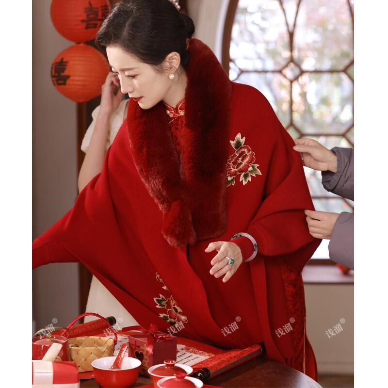 2024新款配旗袍礼服带袖红色婚宴披肩时尚外搭喜婆婆保暖加厚斗篷