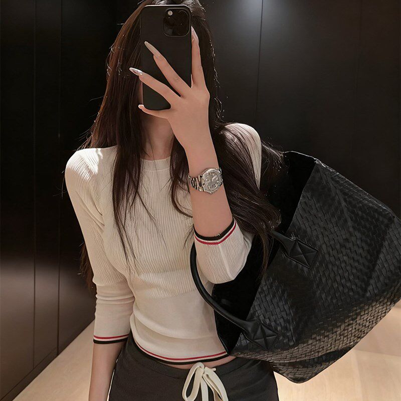 白色条纹薄款长袖针织衫女秋冬轻熟老钱风正肩修身内搭打底短上衣