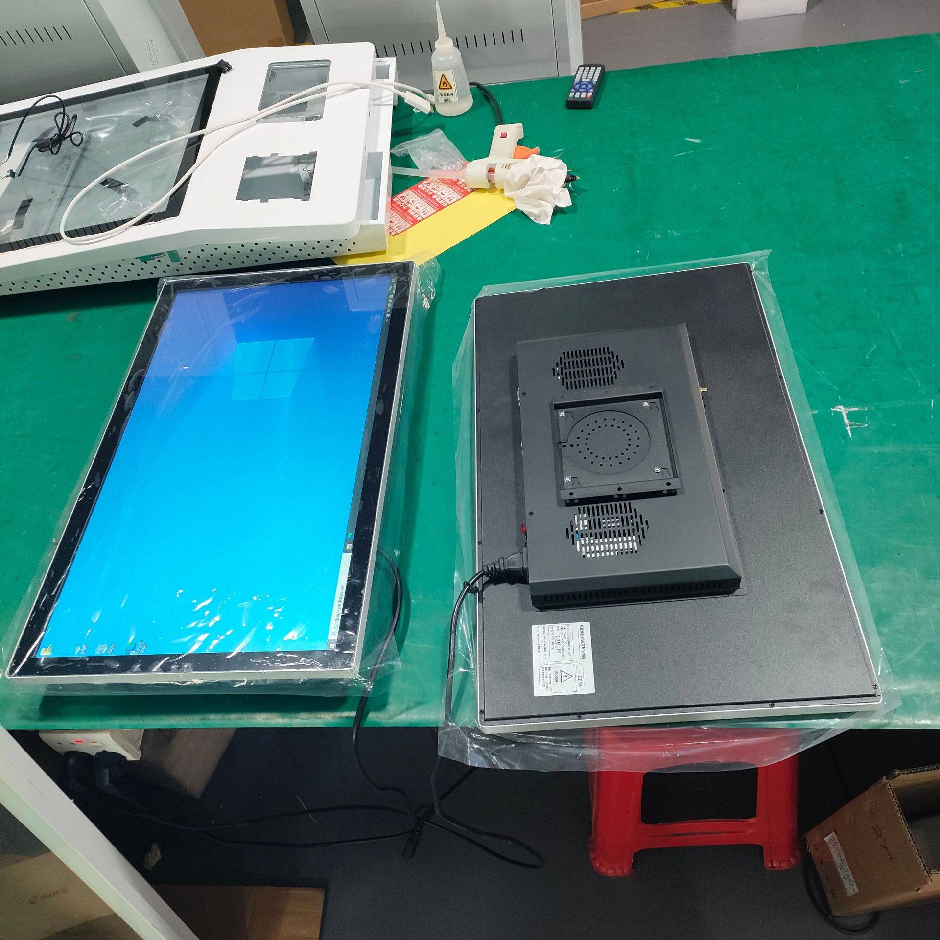 27寸壁挂式液晶广告机 触摸屏平板 电容触控一体机 智能控制终端