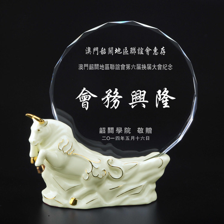 新款阿法瓷水晶奖牌奖杯 陶瓷奖杯 牛 一套起订创意奖白水晶