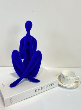 现代抽象艺术摆件蓝色植绒树脂女孩轻奢样板间售楼处软装饰品配饰