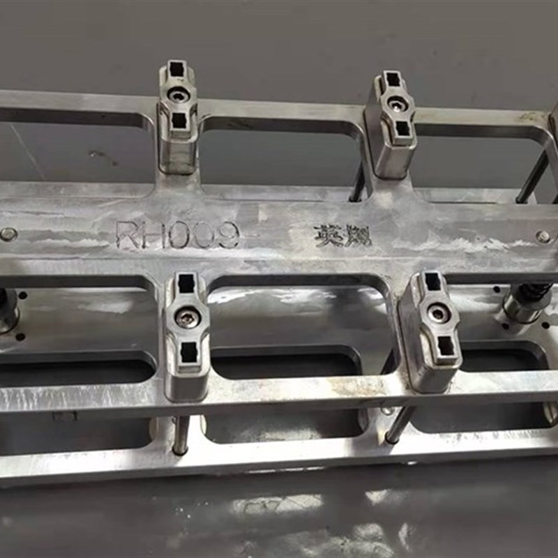 非标充电壳插脚埋入组装自动化注塑螺母连接器充电器插角治具设计