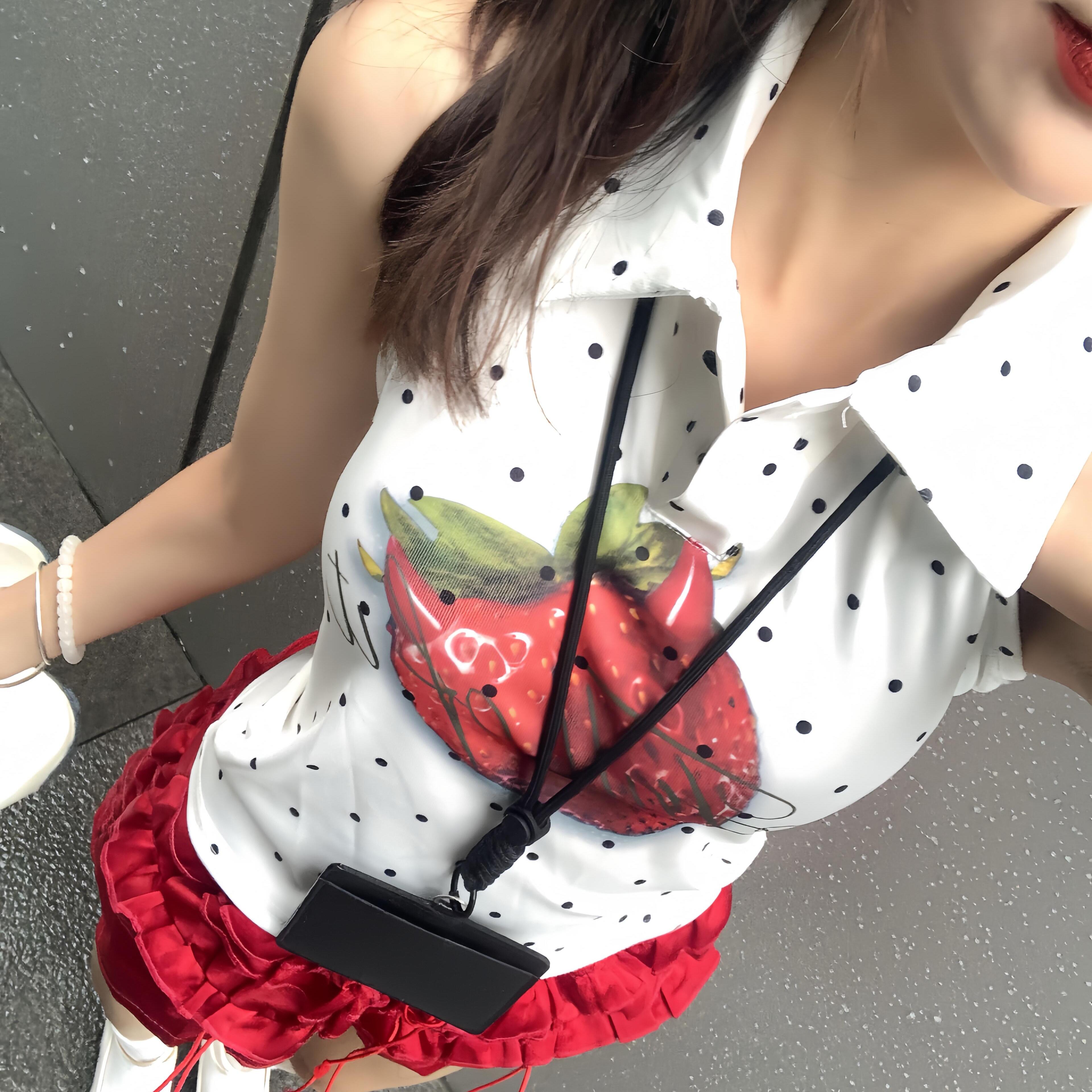 甜辣风波点草莓印花polo领背心女