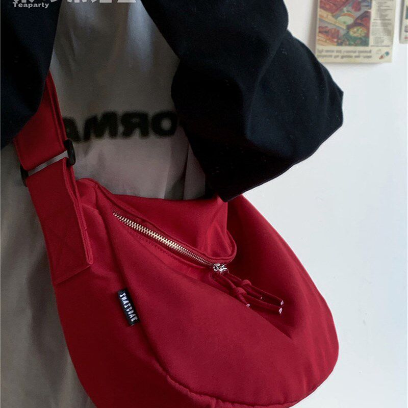 日式斜挎包女休闲酒红色包包高级感上课通勤红色帆布包小众设计感