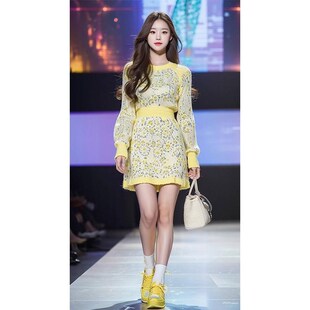 气质早春法式高级感穿搭小个子收腰2024黄色针织雏菊印花小连衣裙