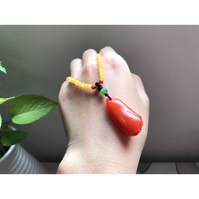 私藏款天然原色无优化南红玛瑙吊坠保山料玉兰花蜜蜡项链一套装