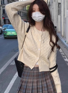 复古短款麻花毛衣外套女秋内搭学院风纯色小个子针织开衫上衣