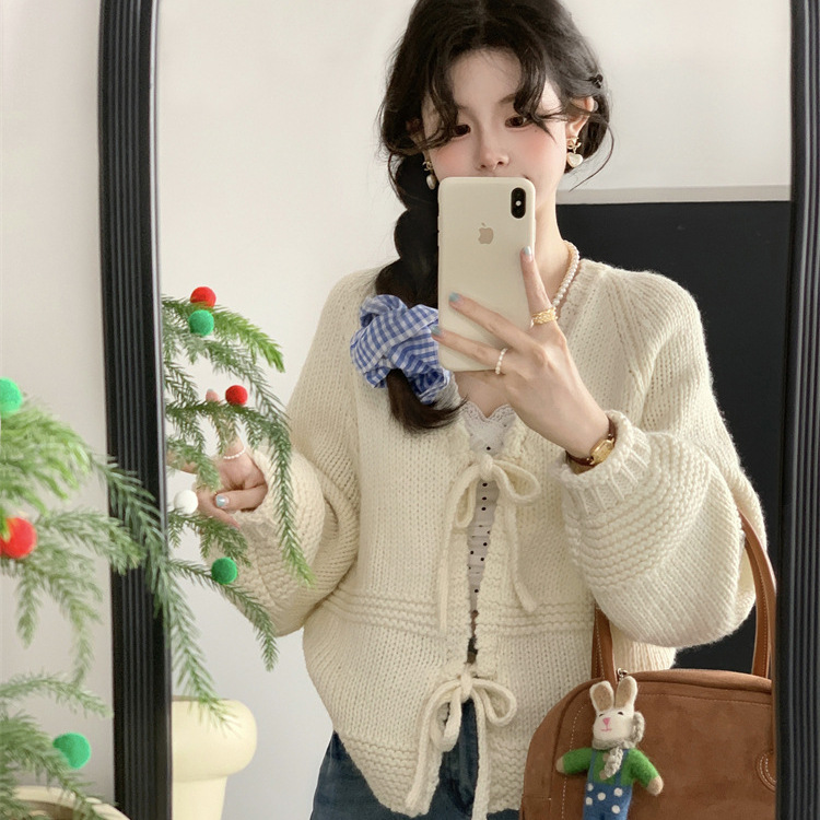 韩系早秋穿搭米白色灯笼