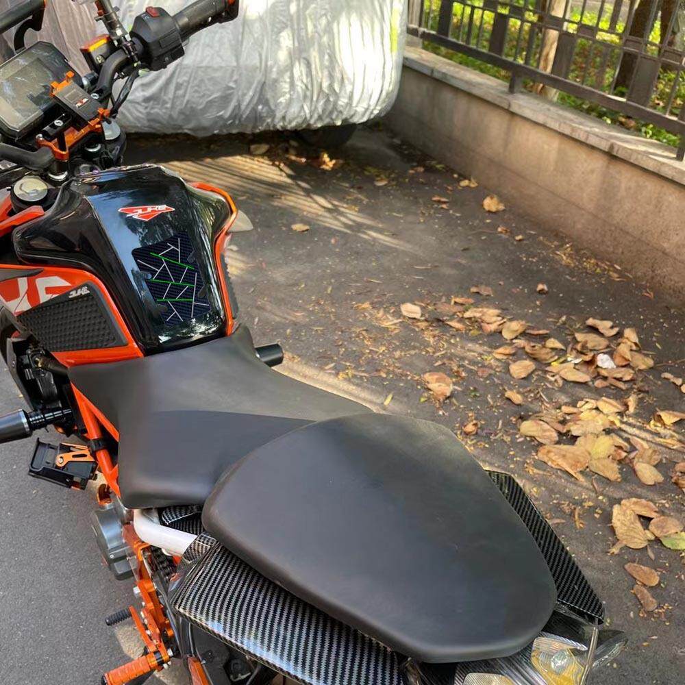 适用于摩托车通用大油箱橡胶碳纤维纹黑色鱼骨贴油箱贴挡鸟贴新款