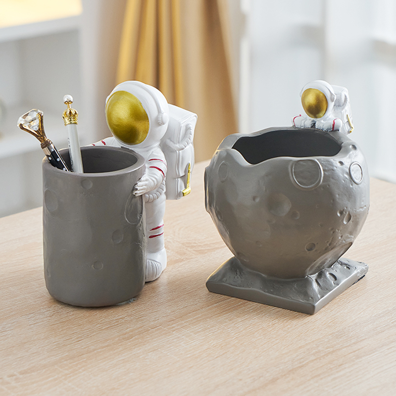 创意is宇航员笔筒学生男孩礼物简约办公室R桌面收纳盒摆件小