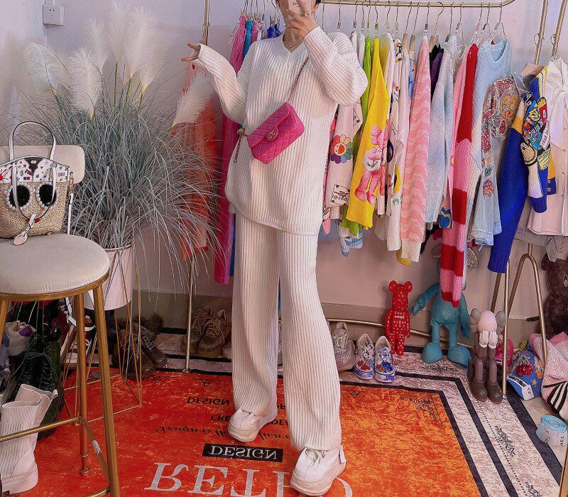 白色针织套装女两件套新款2021秋冬洋气V领开叉毛衣阔腿裤两件套