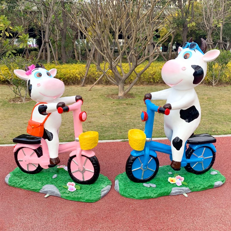 卡通玻璃钢奶牛动物模型幼儿园林商场网红M店打卡拍照相框座椅摆