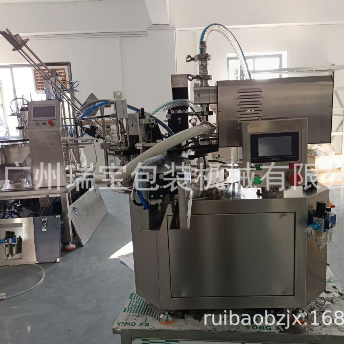 全自动液体自立袋吸嘴袋灌装封口机 桌面式单头自吸袋灌装锁盖机