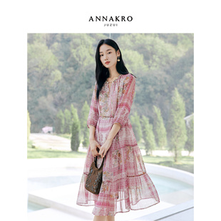 玖姿安娜蔻波西米亚几何印花织带领雪纺收腰连衣裙女2026春季新款