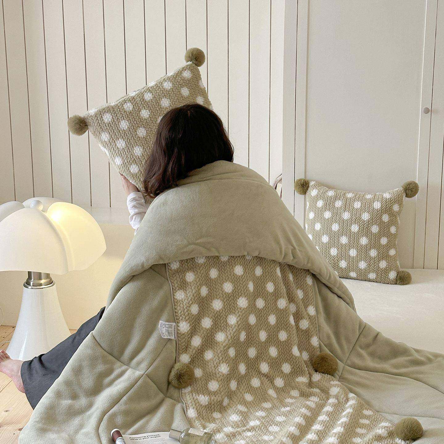 新款毛球抱枕子两用车加加厚法绒莱80320020绒被午休盖毯汽内靠垫,居家布艺,抱枕被,淘宝优惠券,粉丝福利购,淘宝优惠卷