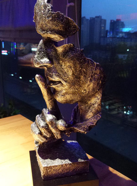 沉默是金办公桌摆件创意客厅酒柜装饰书房摆设V简约家居艺术品