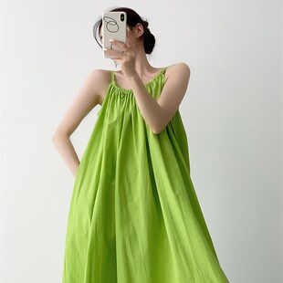 夏日多巴胺吊带连衣裙女夏季可调节抽褶海边度假削肩无袖气质长裙