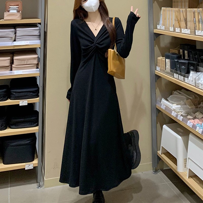 大码黑色针织连衣裙女秋冬胖mm显瘦v领打底裙子法式减龄收腰长裙