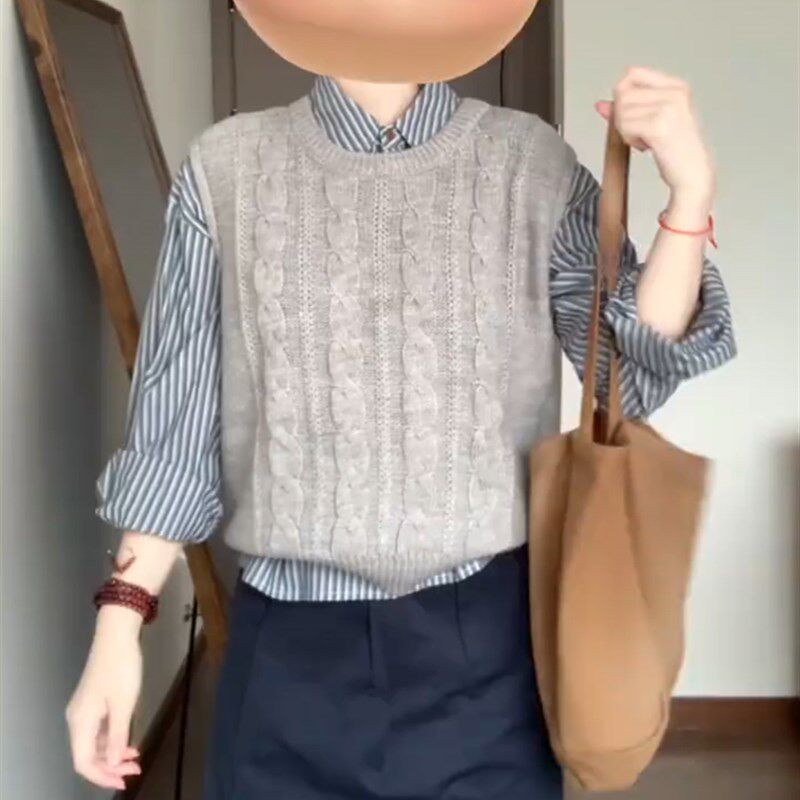 学院风灰色圆领针织马甲女秋季穿搭叠穿无袖麻花毛衣背心外搭坎肩