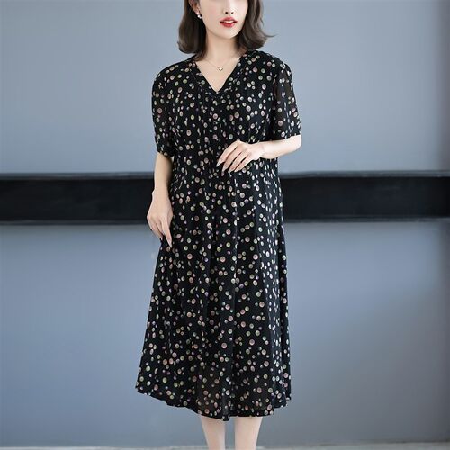 50多岁妈妈连衣裙今年新款加肥特大码女装夏季中年胖mm波点长裙子