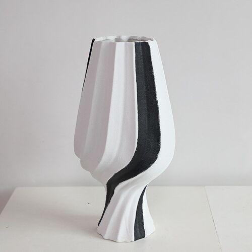 小众陶瓷高级感花瓶现代极简褶皱小口样板间酒店橱窗空间室内设计