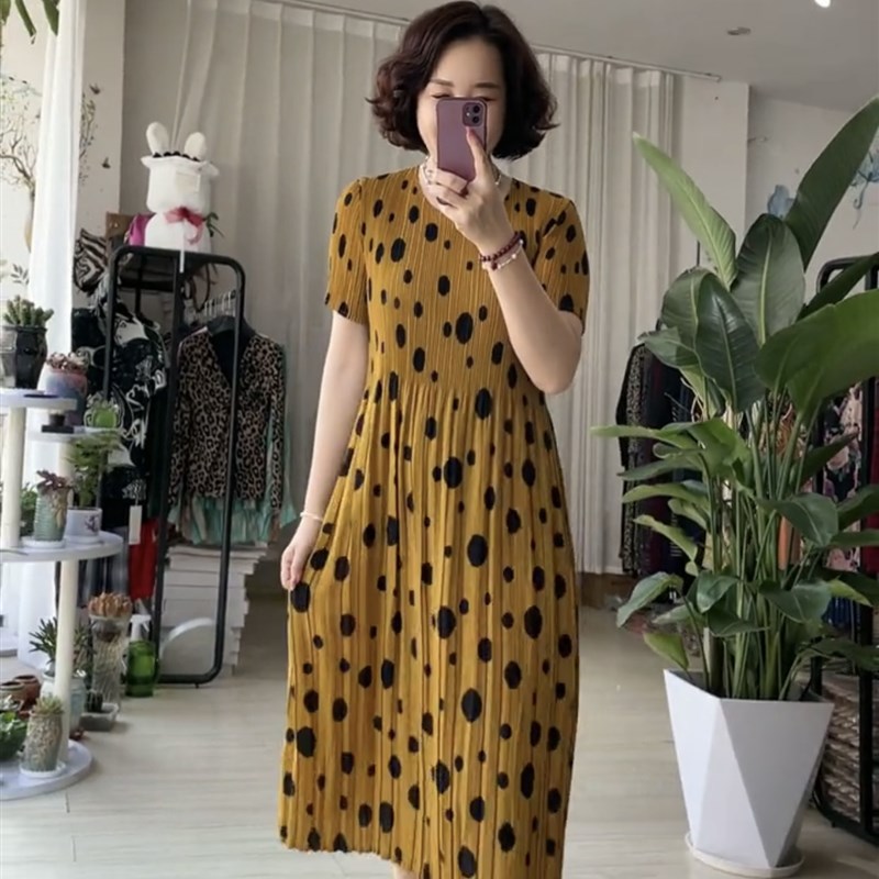 波点褶皱连衣裙夏季中老年妈妈薄款裙子宽松大码遮肚40-65岁长裙