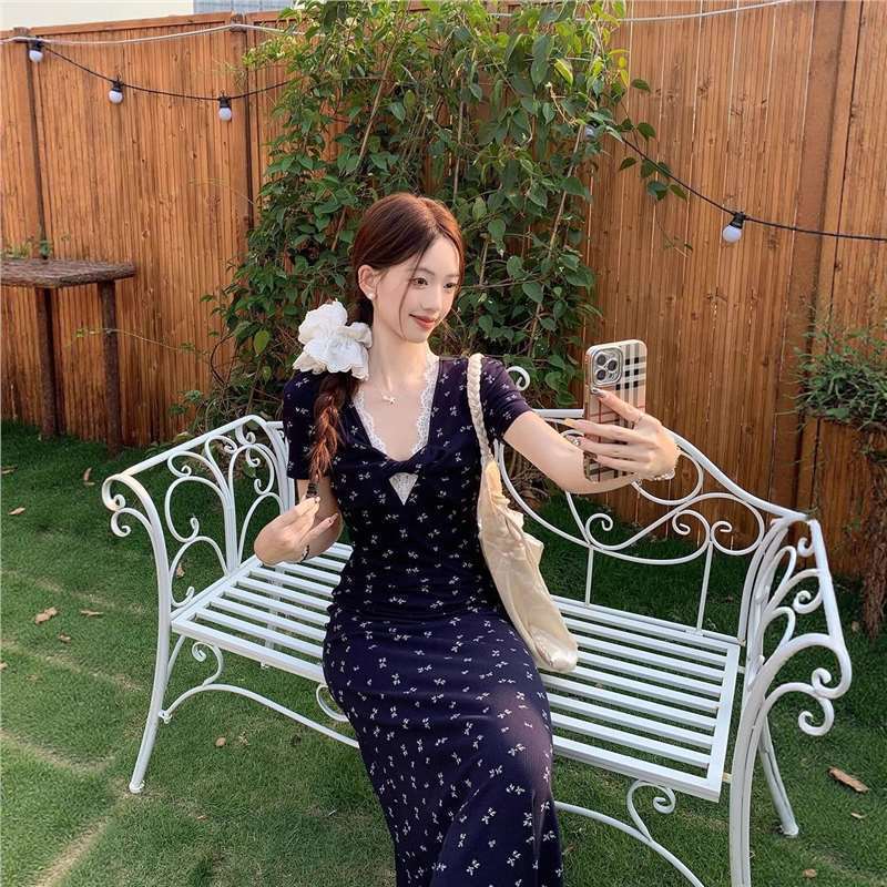 纯欲风扭结镂空短袖连衣裙女夏季法式碎花裙收腰字裙藏蓝色长裙