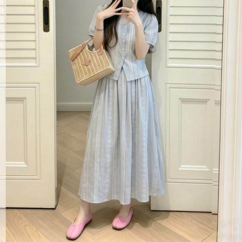 2026年夏季新款浅蓝色甜美温柔风刺绣套装女显瘦上衣半身裙两件套