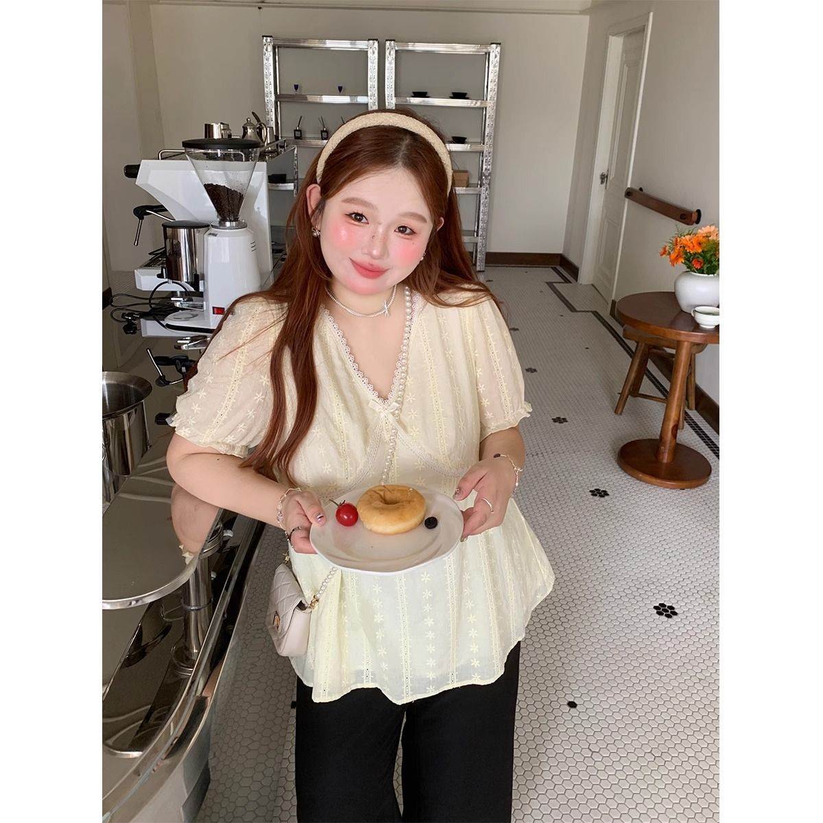 300斤特大码黄色领衬衫女装蕾丝边宽松上衣夏季胖显瘦短袖衬衣