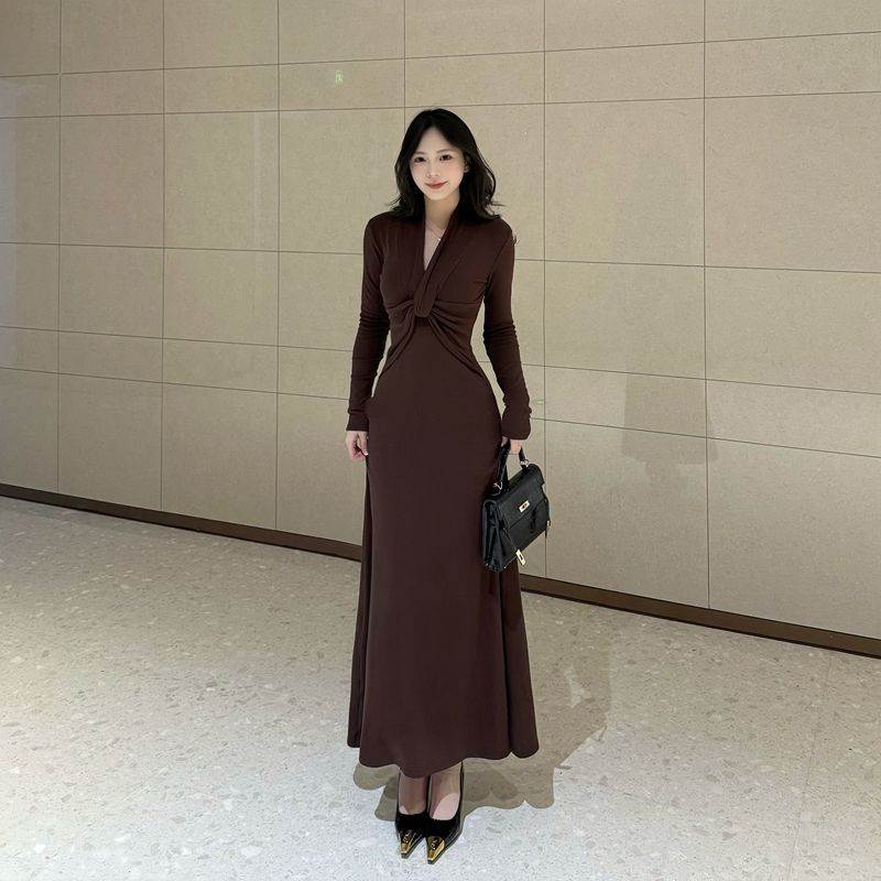 美拉德风春秋加绒长裙设计感连衣裙显瘦气质轻奢针织收腰大摆裙