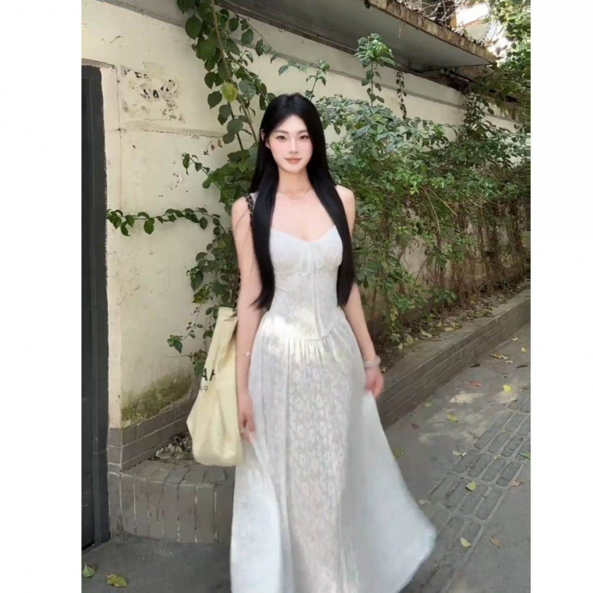 法式白色碎花吊带连衣裙女夏季2026新款海边度假收腰气质蕾丝长裙
