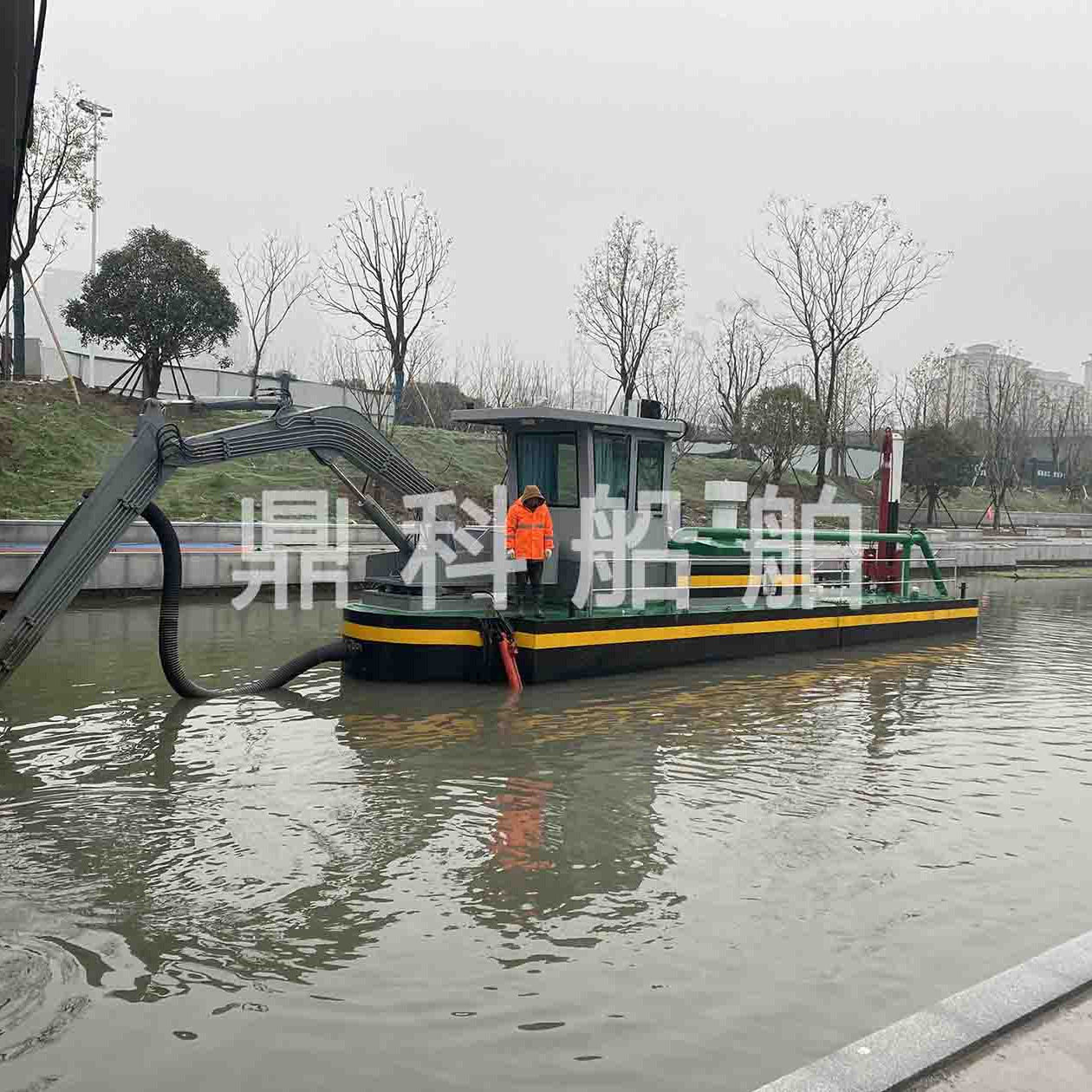 多功能水陆两栖绞吸清淤挖泥船