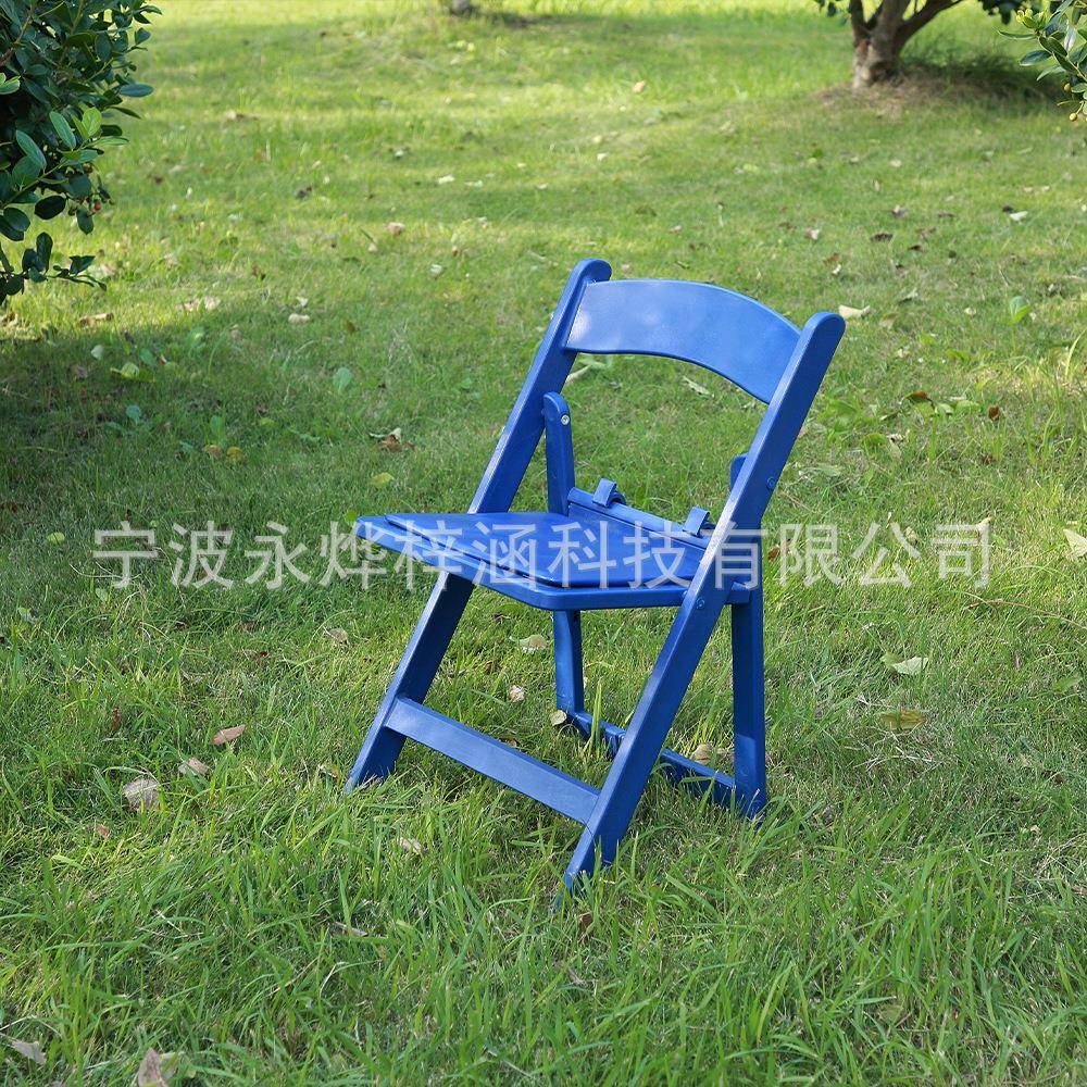 源头工厂小孩儿童便塑携式折叠椅子靠白外色树脂K002料背椅户婚礼