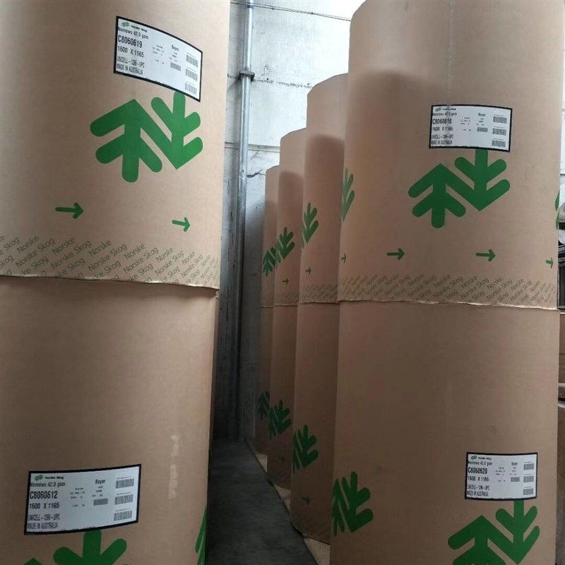 东莞厂家销售 45克新闻纸 可裁切箱包用填充纸无灰尘卷筒环保进口