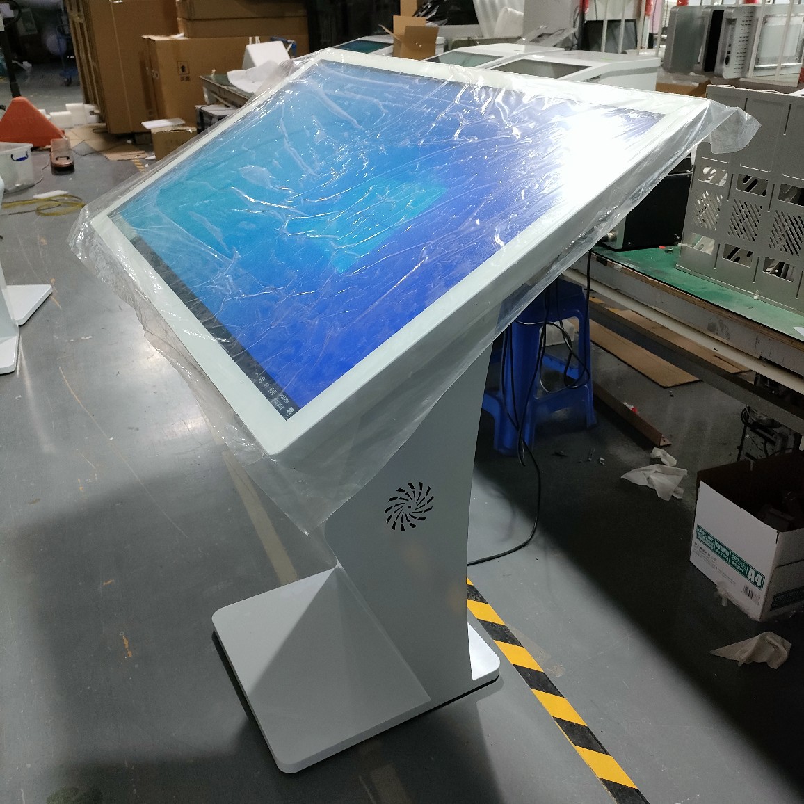 43寸卧式K型查询机现货款落地电容触摸一体机电子签名拍照触控机
