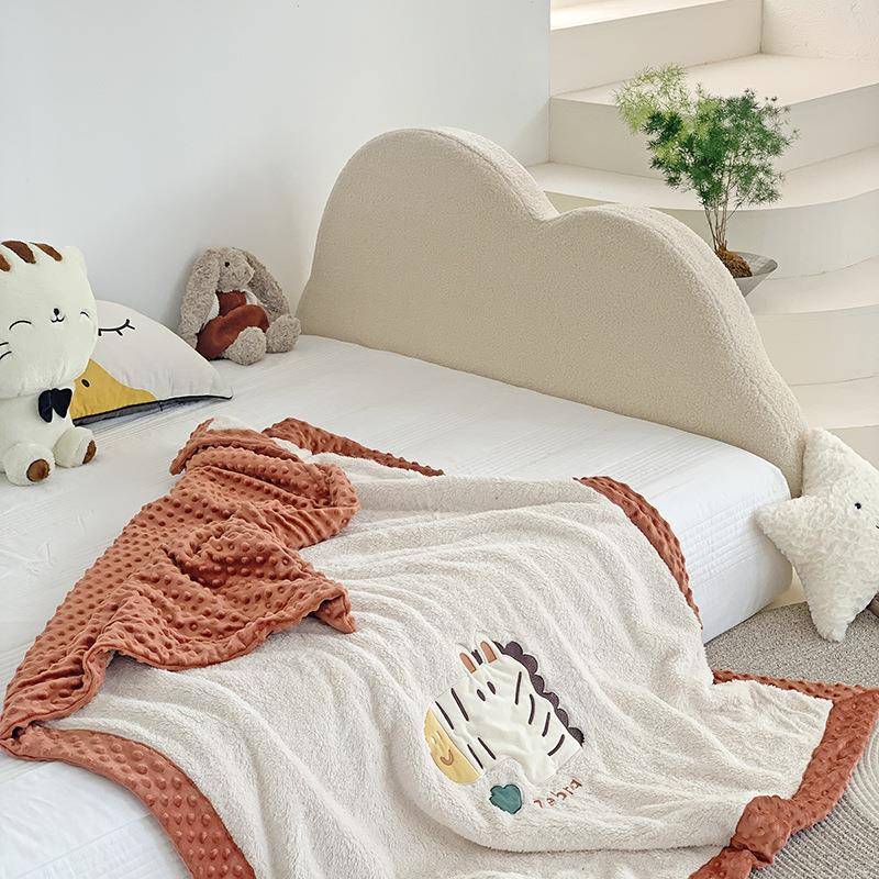 A类卡LSS绣通贴布花豆安豆绒儿童抚盖毯幼儿园毯小毛毯宝宝抱可机