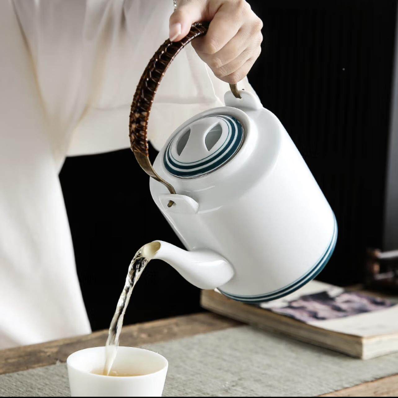 白瓷大容量瓷家茶用壶1.壶2L提梁壶冷水MED壶青花瓷手陶绘桥客栈