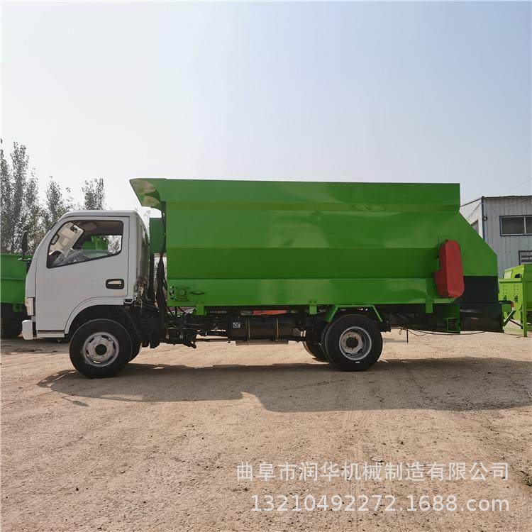 牛羊饲料撒料车四轮撒料机柴油版喂料车喂牛上草机5立方撒草车