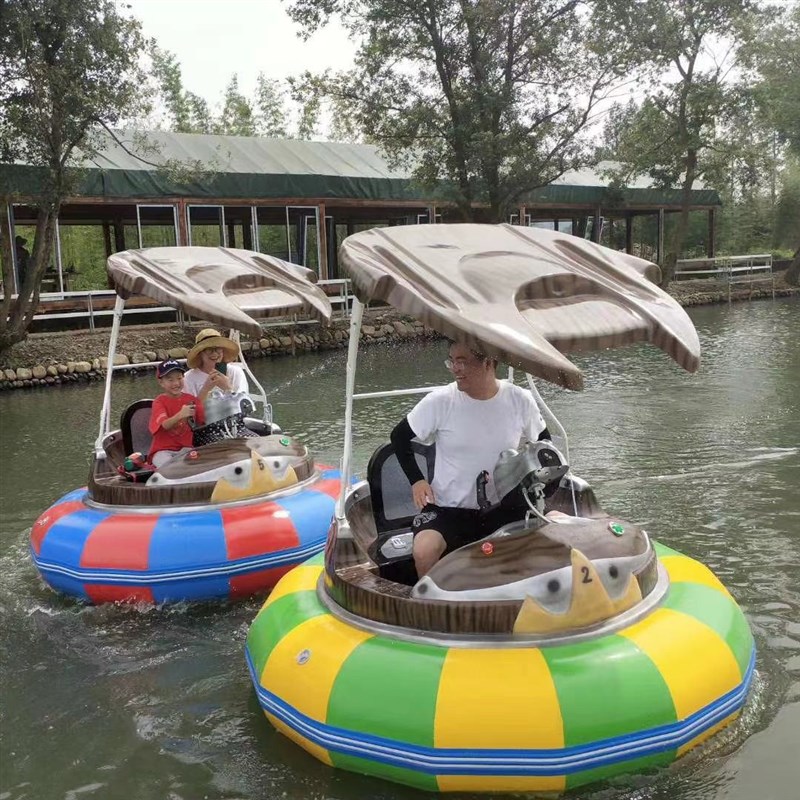 亲子戏水游乐水上公园电动充气碰碰船激光对战打水雷仿古碰碰船
