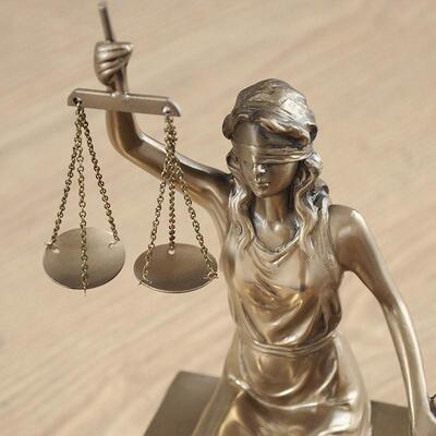 轻奢送正义女神雕像摆件创办公室胜利女神律意公平桌RTS面师装饰